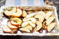 Фото приготовления рецепта: Отбивные из говяжьей печени, запечённые под "шубкой" из лука, яблок и сыра - шаг №8