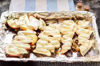 Фото приготовления рецепта: Отбивные из говяжьей печени, запечённые под "шубкой" из лука, яблок и сыра - шаг №9