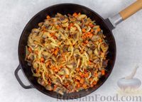 Фото приготовления рецепта: Гречка с шампиньонами и морковью, в сковороде - шаг №6