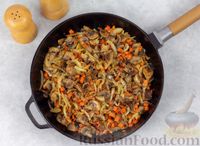 Фото приготовления рецепта: Гречка с шампиньонами и морковью, в сковороде - шаг №7