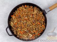 Фото приготовления рецепта: Гречка с шампиньонами и морковью, в сковороде - шаг №8