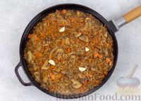 Фото приготовления рецепта: Гречка с шампиньонами и морковью, в сковороде - шаг №9