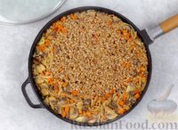 Фото приготовления рецепта: Гречка с шампиньонами и морковью, в сковороде - шаг №10