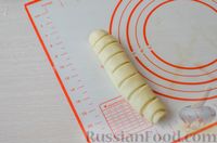Фото приготовления рецепта: Дрожжевые булочки с вишнёвой начинкой - шаг №18