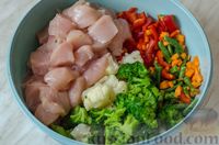 Фото приготовления рецепта: Куриное филе, запечённое с брокколи, цветной капустой, сладким перцем и стручковой фасолью - шаг №7
