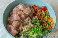 Фото приготовления рецепта: Куриное филе, запечённое с брокколи, цветной капустой, сладким перцем и стручковой фасолью - шаг №8