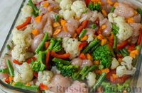 Фото приготовления рецепта: Куриное филе, запечённое с брокколи, цветной капустой, сладким перцем и стручковой фасолью - шаг №9