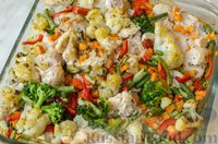 Фото приготовления рецепта: Куриное филе, запечённое с брокколи, цветной капустой, сладким перцем и стручковой фасолью - шаг №10