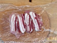 Фото приготовления рецепта: Куриные отбивные с беконом, в пикантном сливочно-винном соусе - шаг №4