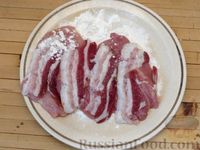 Фото приготовления рецепта: Куриные отбивные с беконом, в пикантном сливочно-винном соусе - шаг №6