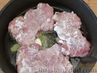 Фото приготовления рецепта: Куриные отбивные с беконом, в пикантном сливочно-винном соусе - шаг №8