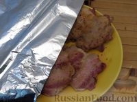 Фото приготовления рецепта: Куриные отбивные с беконом, в пикантном сливочно-винном соусе - шаг №9