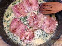 Фото приготовления рецепта: Куриные отбивные с беконом, в пикантном сливочно-винном соусе - шаг №15