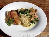 Фото приготовления рецепта: Куриные отбивные с беконом, в пикантном сливочно-винном соусе - шаг №16