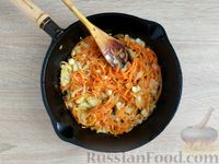 Фото приготовления рецепта: Куриная грудка, тушенная с луком и морковью - шаг №5