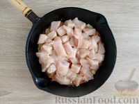 Фото приготовления рецепта: Куриная грудка, тушенная с луком и морковью - шаг №7