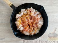 Фото приготовления рецепта: Куриная грудка, тушенная с луком и морковью - шаг №8