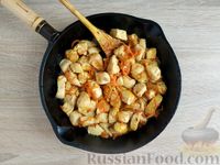 Фото приготовления рецепта: Куриная грудка, тушенная с луком и морковью - шаг №9