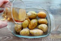 Фото приготовления рецепта: Картофель, запечённый в вине и овощном бульоне, с луком и шалфеем - шаг №5