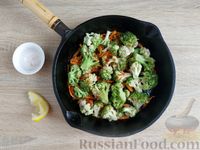 Фото приготовления рецепта: Куриные голени, фаршированные филе, шампиньонами и овощами (на сковороде) - шаг №5