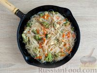 Фото приготовления рецепта: Фунчоза с брокколи и морковью - шаг №16