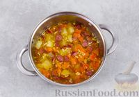 Фото приготовления рецепта: Густой суп с овощами и колбасками - шаг №9