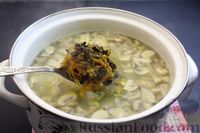 Фото приготовления рецепта: Суп с шампиньонами, сушёными опятами и кукурузной крупой - шаг №18