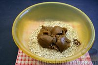 Фото приготовления рецепта: Овсяное печенье без выпечки, со сгущёнкой и шоколадом - шаг №3