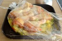 Фото приготовления рецепта: Куриные ножки, запечённые с картофелем и капустой, в рукаве - шаг №8