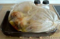 Фото приготовления рецепта: Куриные ножки, запечённые с картофелем и капустой, в рукаве - шаг №10
