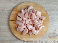 Фото приготовления рецепта: Тушёный картофель с куриным филе и грибами - шаг №2