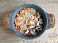 Фото приготовления рецепта: Тушёный картофель с куриным филе и грибами - шаг №6