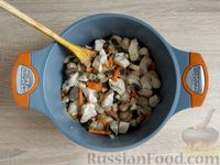 Фото приготовления рецепта: Тушёный картофель с куриным филе и грибами - шаг №7