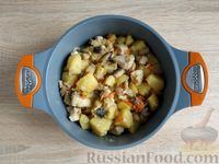 Фото приготовления рецепта: Тушёный картофель с куриным филе и грибами - шаг №10