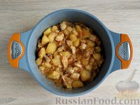 Фото приготовления рецепта: Тушёный картофель с куриным филе и грибами - шаг №12