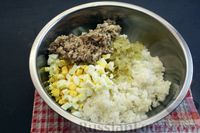 Фото приготовления рецепта: Заливной пирог с рыбными консервами, яйцами и рисом - шаг №9