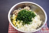 Фото приготовления рецепта: Заливной пирог с рыбными консервами, яйцами и рисом - шаг №10