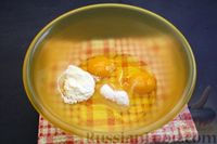 Фото приготовления рецепта: Заливной пирог с рыбными консервами, яйцами и рисом - шаг №13