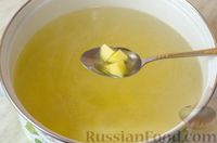 Фото приготовления рецепта: Куриный суп с цветной капустой и вермишелью - шаг №5