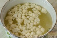 Фото приготовления рецепта: Куриный суп с цветной капустой и вермишелью - шаг №10