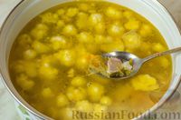 Фото приготовления рецепта: Куриный суп с цветной капустой и вермишелью - шаг №12