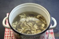 Фото приготовления рецепта: Суп с чечевицей, шампиньонами и вермишелью - шаг №4