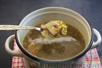 Фото приготовления рецепта: Суп с чечевицей, шампиньонами и вермишелью - шаг №9