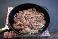 Фото приготовления рецепта: Фасоль с куриными сердечками (на сковороде) - шаг №5