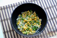 Фото приготовления рецепта: Рис с кукурузой и горошком - шаг №4