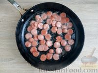 Фото приготовления рецепта: Картошка, тушенная с брокколи, сосисками и сладким перцем - шаг №4