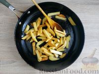 Фото приготовления рецепта: Картошка, тушенная с брокколи, сосисками и сладким перцем - шаг №6