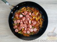 Фото приготовления рецепта: Картошка, тушенная с брокколи, сосисками и сладким перцем - шаг №15