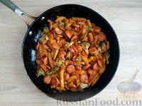 Фото приготовления рецепта: Картошка, тушенная с брокколи, сосисками и сладким перцем - шаг №16