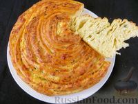 Фото к рецепту: Слоёный дрожжевой пирог с творогом и сыром